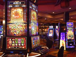 Tampilan live casino sengtoto dengan dealer langsung bermain roulette dan baccarat di studio multi-kamera